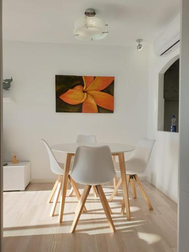 a dining room with a white table and chairs at Vistas al Mar desde la playa de El Rihuete en Puerto de Mazarrón in Puerto de Mazarrón