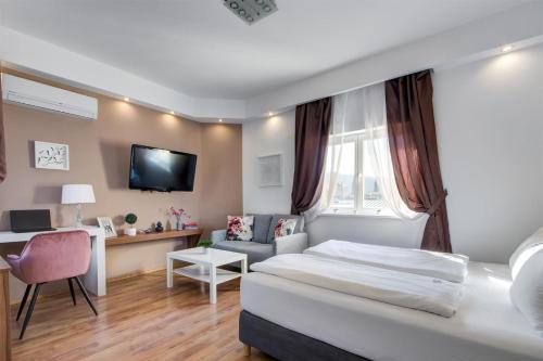 um quarto de hotel com uma cama e uma secretária em Premium Studio Szervita Square em Budapeste