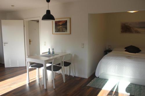 een slaapkamer met een bed en een tafel en een bed bij Appartement 660 Erik in Flensburg
