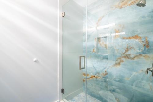 baño con ducha y mural en The Surf Hollywood Beach, en Hollywood
