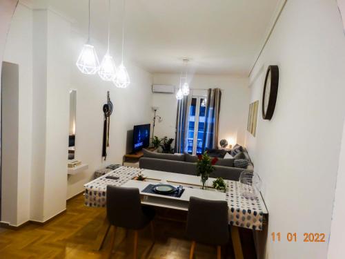 A television and/or entertainment centre at Noelli cozy and modern apartment