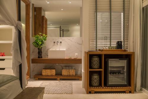a living room with a counter and a room with at Vila deste Hotel in Búzios