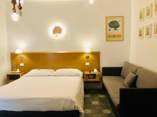ein Hotelzimmer mit einem Bett und einem Sofa in der Unterkunft La Casa di Ro in Petralia Sottana