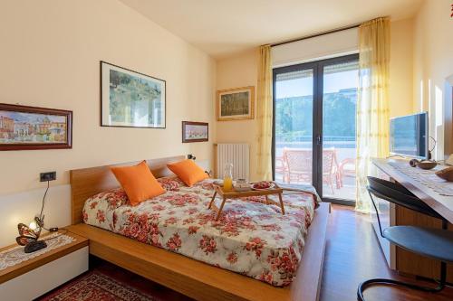 デセンツァーノ・デル・ガルダにあるKristall Lago 233 Apartment by Wonderful Italyのベッドルーム1室(テーブル、窓付)