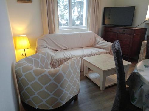 un soggiorno con divano e tavolo di Le Tuquet a Montcuq