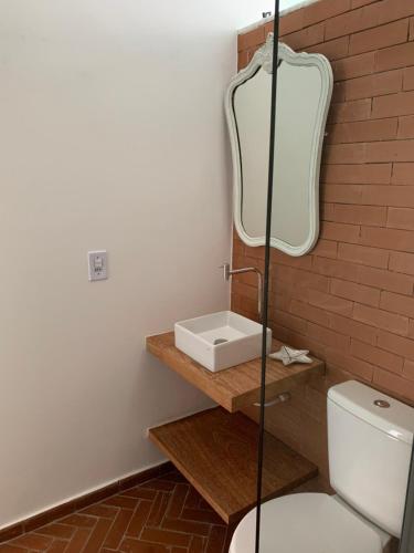 A bathroom at Almas Gêmeas suíte