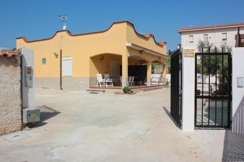 an empty parking lot in front of a building at Villa Rosanna in Sciacca