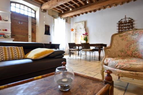 un salon avec un canapé et une table dans l'établissement Zen Arena, Clim - Terrasse, à Arles