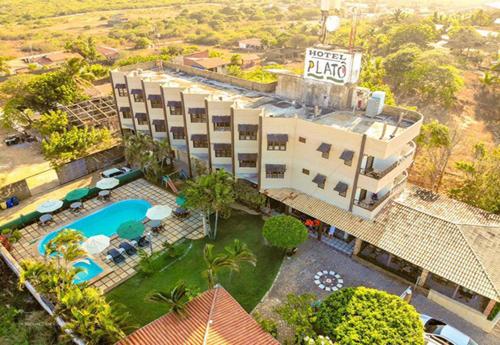 uma vista aérea de um hotel com uma piscina em Hotel Platô em Paraipaba