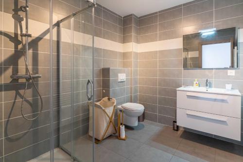 une salle de bain avec une douche, des toilettes et un lavabo dans l'établissement Fronte di Mare - deux pièces en bord de mer, à Propriano