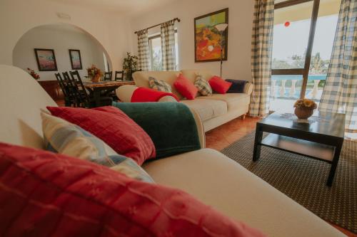 卡武埃魯的住宿－卡薩華金納酒店，客厅配有沙发和桌子