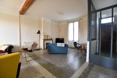 ein Wohnzimmer mit einem Bett und einem Tisch und Stühlen in der Unterkunft Palmeira, Piscine - Parking - Clim in Arles