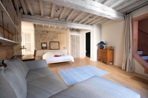 un salon avec un canapé et un lit dans l'établissement Perchoir - Terrasse, à Arles