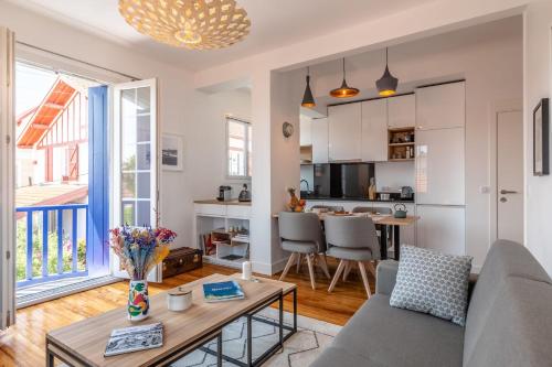 un salon avec un canapé et une table dans l'établissement Superbe appartement plein de charme à 5min de la plage, à Biarritz