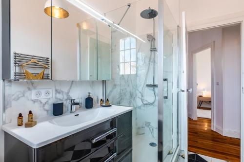Un baño de Superbe appartement plein de charme à 5min de la plage