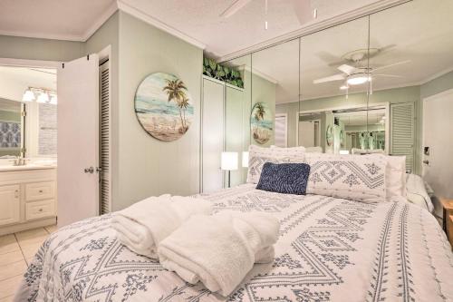 Katil atau katil-katil dalam bilik di Coastal Condo with Pool and Direct Beach Access!