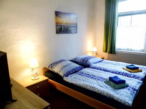 1 dormitorio con 1 cama con 2 almohadas en Ferienwohnung Gluehwuermchen, en Barnin