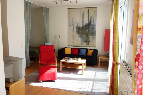 德勒斯登的住宿－Laurin Apartment L63，客厅配有沙发和桌子