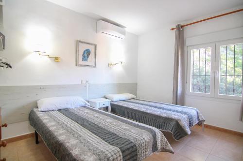 2 camas en una habitación con ventana en Villa Maryvilla 0210, en Calpe
