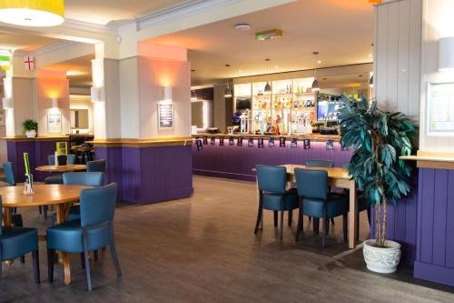 TLH Derwent Hotel - TLH Leisure, Entertainment and Spa Resortにあるラウンジまたはバー