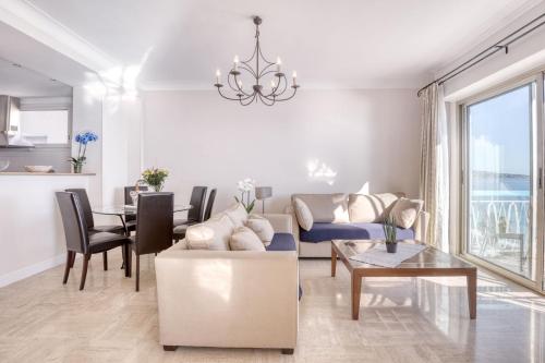 un salon avec un canapé et une table dans l'établissement Horizon Blue Lux Apartment, à Nice