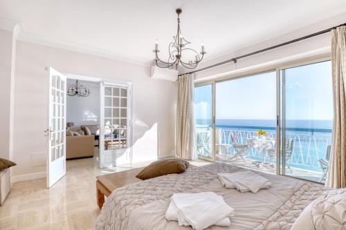 une chambre avec un lit et une grande fenêtre dans l'établissement Horizon Blue Lux Apartment, à Nice
