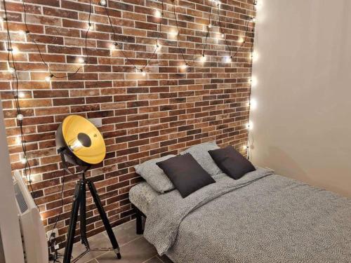 Postel nebo postele na pokoji v ubytování GregBnb - Centre Ancien - T2 style loft