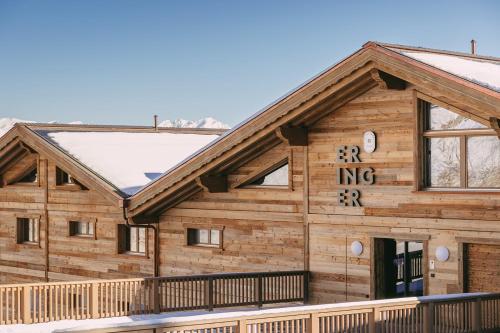 a log cabin with a no sign on it at Eringer Hotel in Hérémence