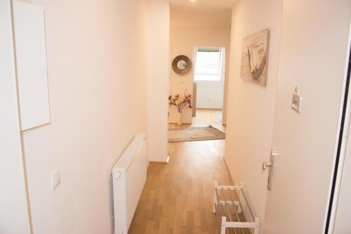 un couloir avec un escalier et une chaise dans la chambre dans l'établissement Sunny & cozy Penthouse with Terrace DG3 QS12, à Vienne