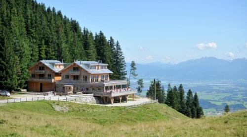 una casa grande en la cima de una colina en Ferienwohnung in Nesselwang, Allgäu Bergfreunde en Nesselwang