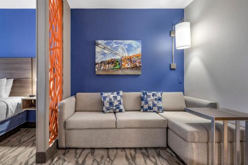 a living room with a couch in a hotel room at Best Western Plus Castlerock Inn & Suites in Bentonville