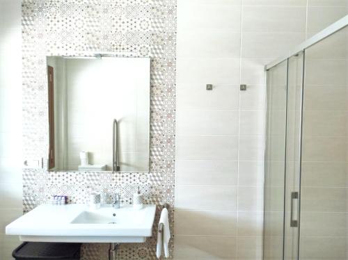 Bilik mandi di Apartamentos Navalin