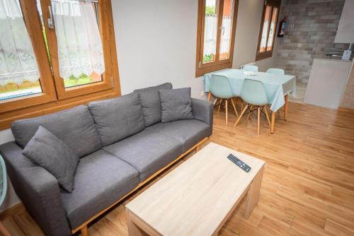 Ruang duduk di Apartamentos Navalin