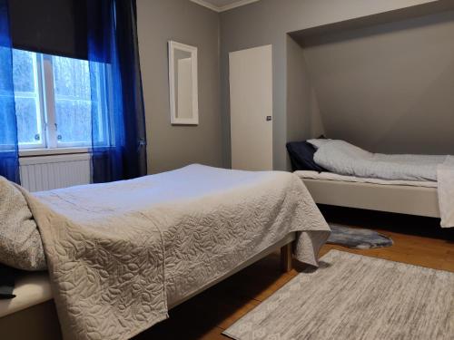 1 dormitorio con 2 camas y ventana en Buskbacken Logi, en Bollnäs