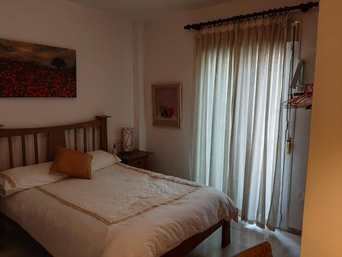 1 dormitorio con cama y ventana grande en Apartment in perfect position Historic Centre Malaga, en Málaga