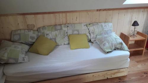 A bed or beds in a room at le familial avec spa, sauna salle de jeux