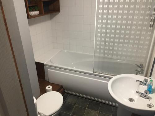 Ванна кімната в Remarkable 2-Bed Apartment in Norfolk Broads