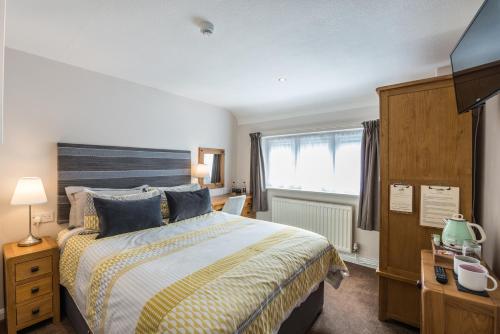 a bedroom with a large bed and a window at Tudor Lodge in Porthmadog
