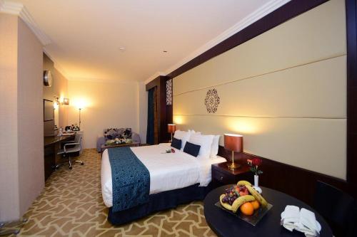 เตียงในห้องที่ Rawdat Al Safwa Hotel