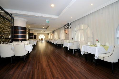 ห้องอาหารหรือที่รับประทานอาหารของ Rawdat Al Safwa Hotel