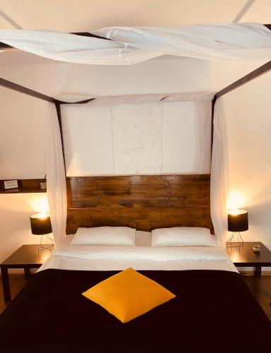 a bedroom with a white bed with a canopy at Casa Pisica Noastra in Breaza