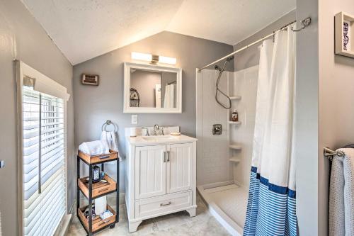 Ванная комната в Walk to Parks and Dining Cozy Canandaigua Home!