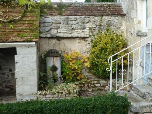 una pared de piedra con una puerta y algunas plantas en Cozy country house (cottage) & ideal closed garden, 