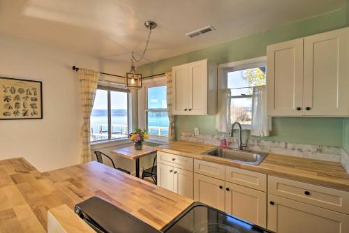 uma cozinha com armários brancos e uma grande janela em Lakefront Sanctuary with Mount Konocti Views em Nice