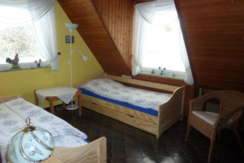 ビュデルスドルフにあるFerienwohnung Haus Anneの小さなベッドルーム(ベッド2台、窓2つ付)が備わります。