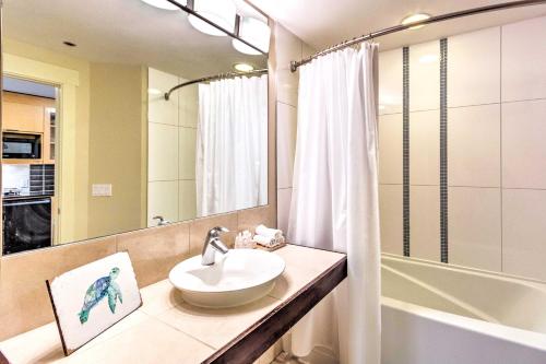 een badkamer met een wastafel, een bad en een spiegel bij Brilliant Destin Studio Near Baytowne Wharf! in Destin
