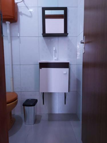 a bathroom with a sink and a toilet at Aconchego na Chapada in Lençóis