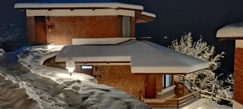 a model of a snow covered building with a roof at Casa Himalaya, Auli in Joshīmath