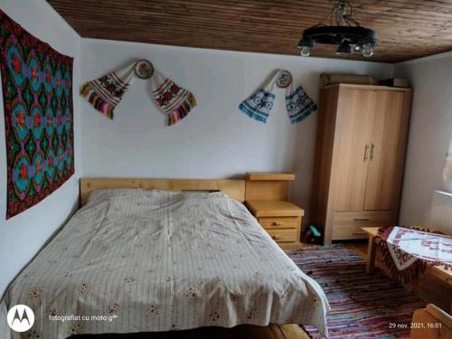 - une chambre avec un lit et une commode dans l'établissement Casa Sașilor, à Arieşeni