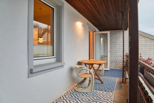 a balcony with a table and chairs and a window at Gemütliche Wohnung mit Balkon in Deidesheim